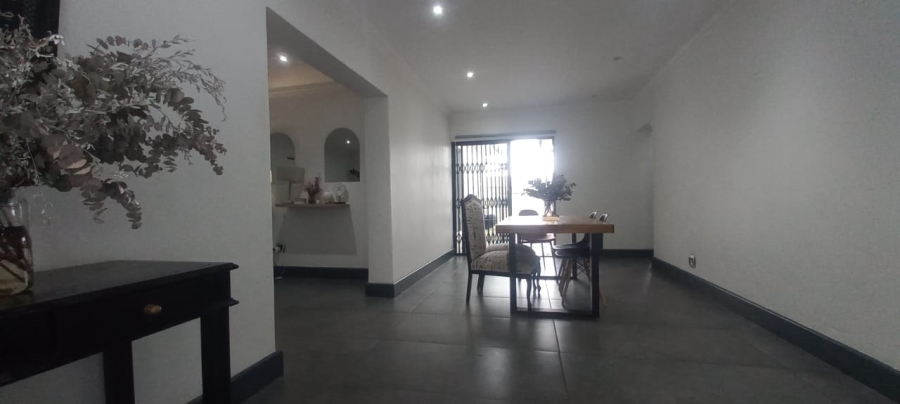 5 Bedroom Property for Sale in Wetton Western Cape